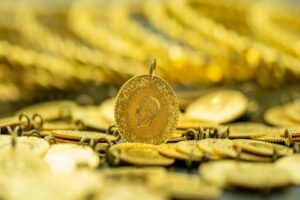 Küresel bankacılık sisteminde yaşanan kriz altın fiyatlarını yakından etkiliyor. Konuyla ilgili açıklamalarda