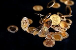 D&uuml;nya genelinde enflasyon baskısı g&uuml;&ccedil;lenirken, ABD Merkez Bankası'nın (Fed) faiz