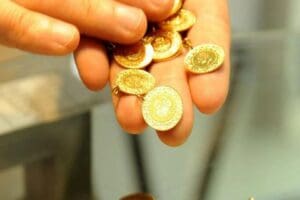 Altın fiyatları, piyasalarda durgunluk endişeleri ve y&uuml;ksek enflasyon ikileminin para