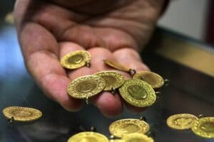 Altın, doların gerilemesinin değerli metale rahatlama sağlamasının ardından Ağustos ortasından