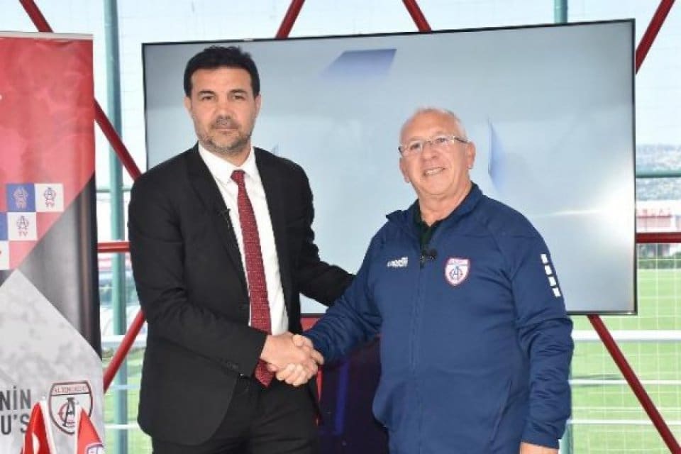 Spor Toto 1&rsquo;inci Lig ekiplerinden Altınordu&rsquo;da Hasan &Ouml;zer d&ouml;nemi başladı.