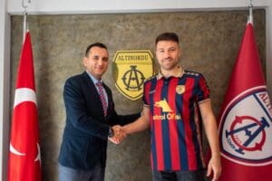 Spor&nbsp;Toto 1'inci Lig ekiplerinden Altınordu, G&ouml;ztepe'den yuvaya d&ouml;nd&uuml;rd&uuml;ğ&uuml; 27 yaşındaki