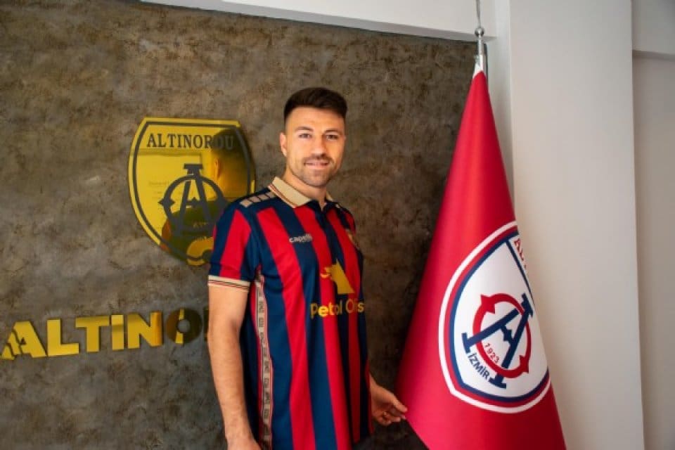 Spor Toto 1'inci Lig'de k&uuml;mede kalma m&uuml;cadelesi veren Altınordu'nun kadrosundaki