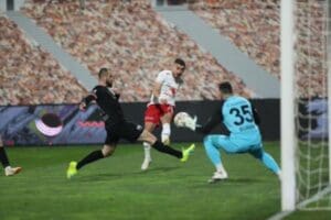 Spor Toto 1'inci Lig'de k&uuml;mede kalma m&uuml;cadelesi veren Altınordu, d&uuml;n