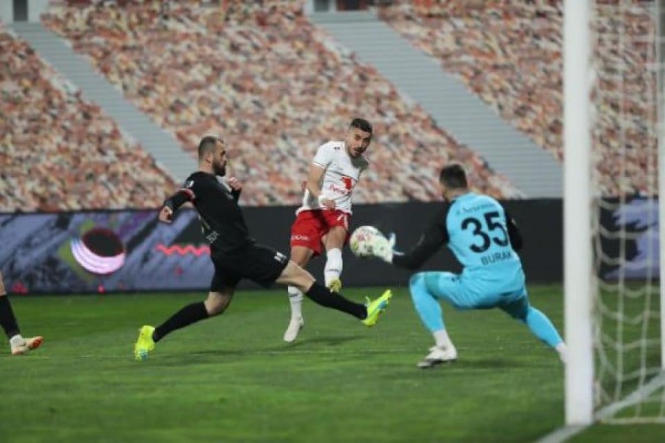 Spor Toto 1'inci Lig'de k&uuml;mede kalma m&uuml;cadelesi veren Altınordu, d&uuml;n
