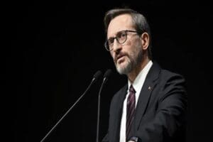 Fahrettin Altun, Elon Musk'ı da etiketleyerek, "B&ouml;yle bir acil durumda,