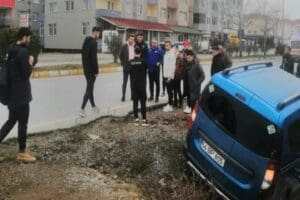 Sakarya&rsquo;nın Karasu il&ccedil;esinde amat&ouml;r futbolcuların bulunduğu hafif ticari aracın yoldan