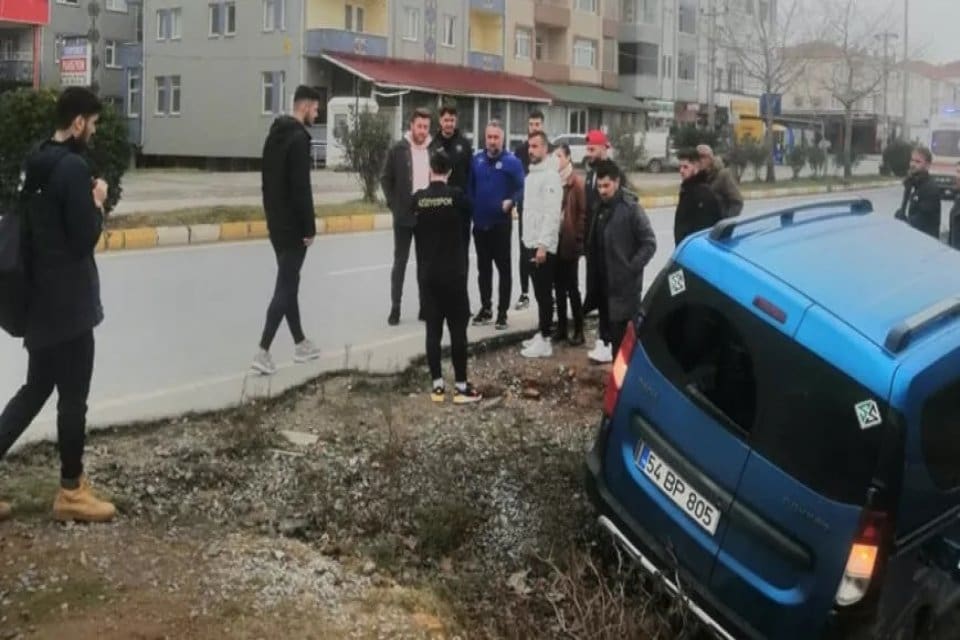Sakarya&rsquo;nın Karasu il&ccedil;esinde amat&ouml;r futbolcuların bulunduğu hafif ticari aracın yoldan