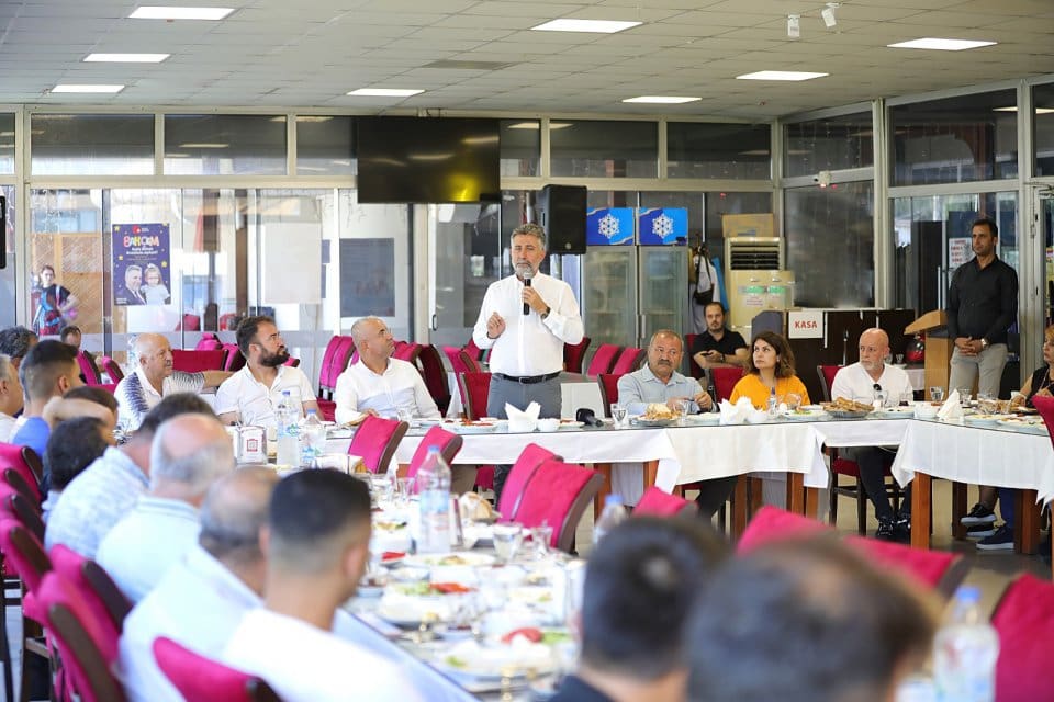 Bayraklı Belediye Başkanı Serdar Sandal, il&ccedil;ede faaliyet g&ouml;steren amat&ouml;r spor