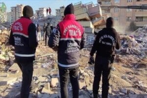 Kahramanmaraş merkezli T&uuml;rkiye'yi yasa boğan depremde amat&ouml;r telsizciler, afet b&ouml;lgesinde