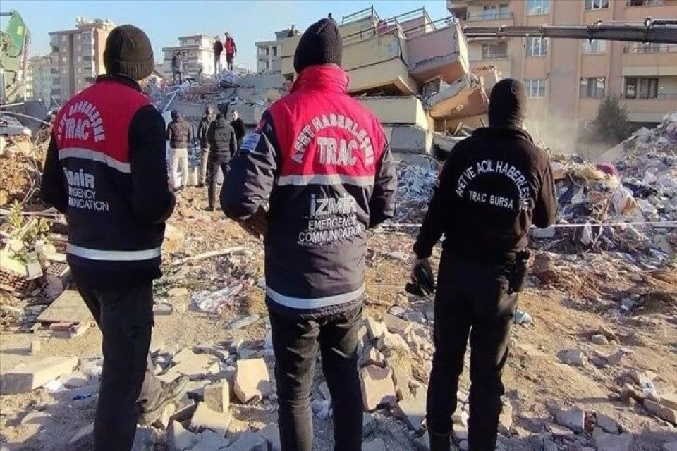 Kahramanmaraş merkezli T&uuml;rkiye'yi yasa boğan depremde amat&ouml;r telsizciler, afet b&ouml;lgesinde
