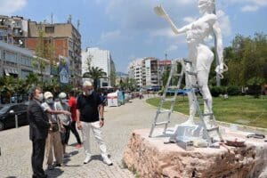 Bornova Cumhuriyet Meydanı&rsquo;na 1991 yılında yaptırılan ancak ge&ccedil;en zamanda yıpranan
