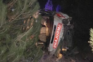 K&uuml;tahya'da yoldaki gizli buzlanma nedeniyle kontrolden &ccedil;ıkıp, şarampole devrilen ambulanstaki