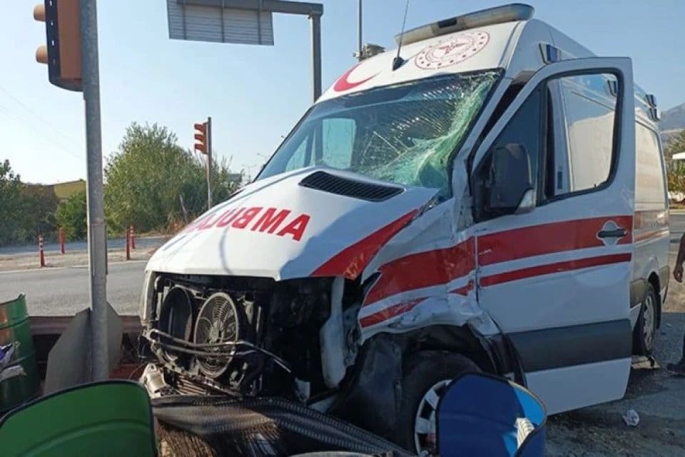 Aydın-Denizli kara yolunda meydana gelen kazada TIR ile ambulans &ccedil;arpıştı.
