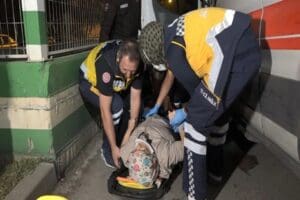 Bursa'nın Osmangazi il&ccedil;esinde ambulansın &ccedil;arptığı yaşlı kadın, hastaneye kaldırıldı. Bursa'da