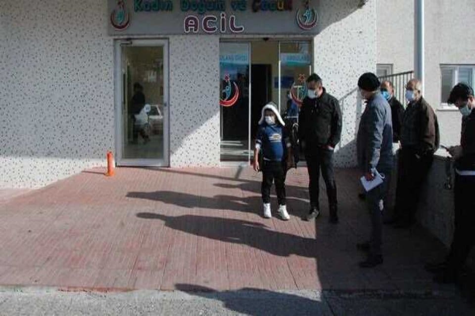 Bartın'da 417 &ouml;ğrenci bulantı, kusma ve ishal şikayetiyle hastaneye kaldırıldı.