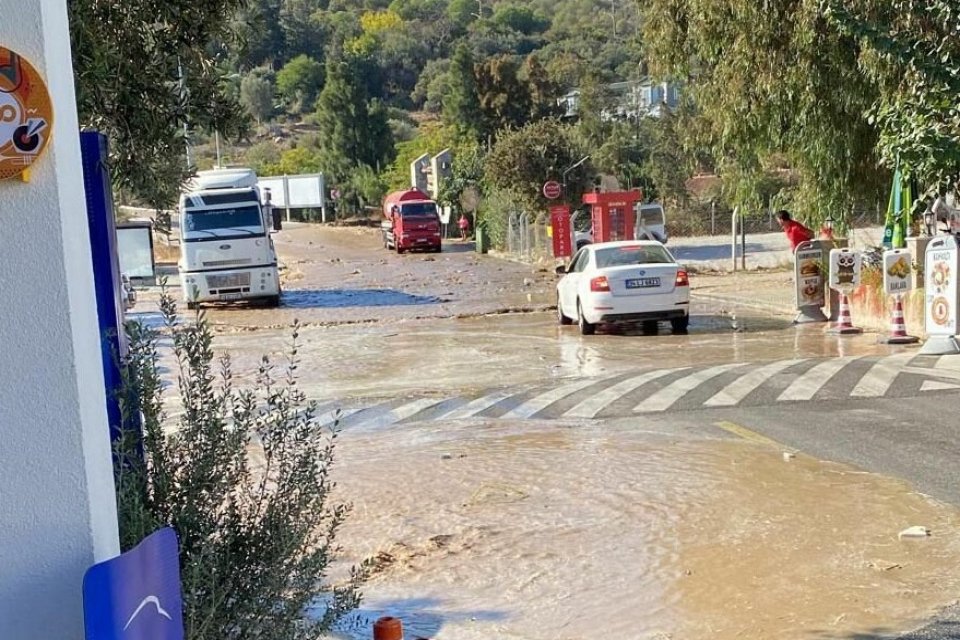 Muğla'nın Bodrum il&ccedil;esinde, ana isale hattı patladı. B&ouml;lgede iş yerlerini