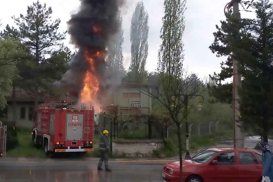 K&Uuml;TAHYA'da elektrik dağıtımı sağlayan ana trafoda &ccedil;ıkan yangın itfaiye ekiplerince