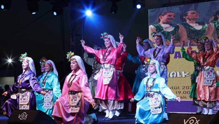 'Anadolu Kadınları Konak’ta' halk oyunları festivali göz doldurdu