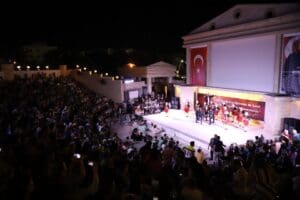 Menderes Belediyesince d&uuml;zenlenen Geleneksel 11. Halk Dansları gecesi y&uuml;zlerce kişinin