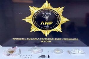 Aydın&rsquo;ın Efeler il&ccedil;esine, polisin durdurduğu otomobilde anahtarlık g&ouml;r&uuml;n&uuml;ml&uuml; suikast silahı