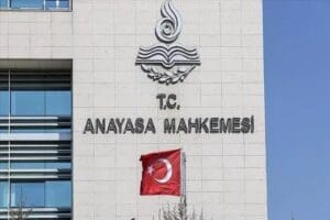 Anayasa Mahkemesi, sans&uuml;r yasasının ilk incelemesini tamamladı. Yasanın esastan g&ouml;r&uuml;ş&uuml;lmesine