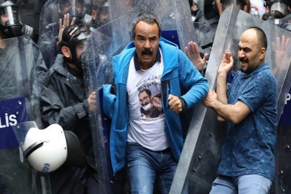 Anayasa Mahkemesi (AYM), 2018'de basın a&ccedil;ıklamasında darp edilip g&ouml;zaltına alınan