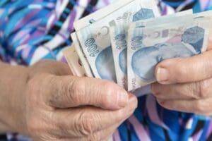 Anayasa Mahkemesi, hizmet akdine bağlı olarak &ccedil;alışan sigortalının, SGK'den yaşlılık