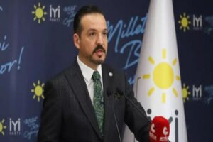 İYİ Parti S&ouml;zc&uuml;s&uuml; K&uuml;rşad Zorlu, baş&ouml;rt&uuml;s&uuml;ne anayasal g&uuml;vence sağlayan Anayasa