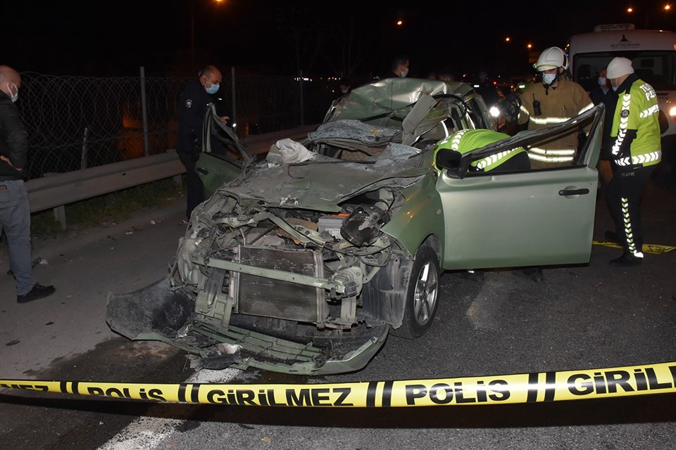 İzmir'in Bornova il&ccedil;esinde, seyir halindeki TIR'a arkadan &ccedil;arpan otomobil s&uuml;r&uuml;c&uuml;s&uuml;