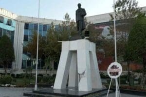 Antalya'da Atat&uuml;rk Anıtı'na balyozla saldıran Ahmet &Ccedil;akır tutuklandı. Kaidenin iki