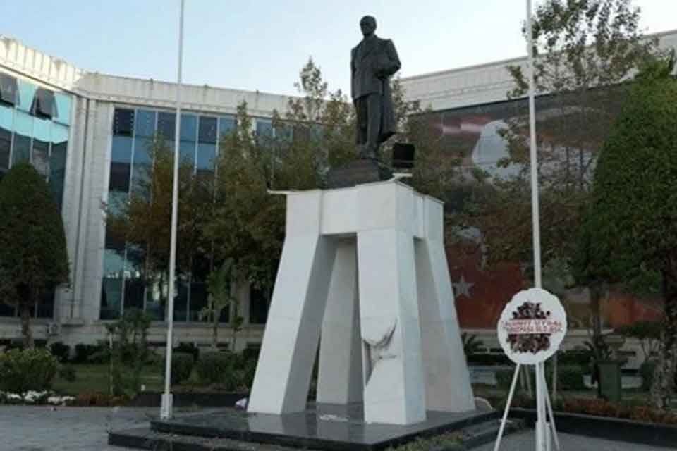 Antalya'da Atat&uuml;rk Anıtı'na balyozla saldıran Ahmet &Ccedil;akır tutuklandı. Kaidenin iki