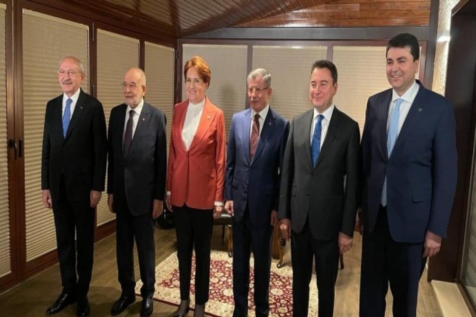 Altı genel başkan partilerinin hazırladığı 22 sayfalık metini a&ccedil;ıklamak ve