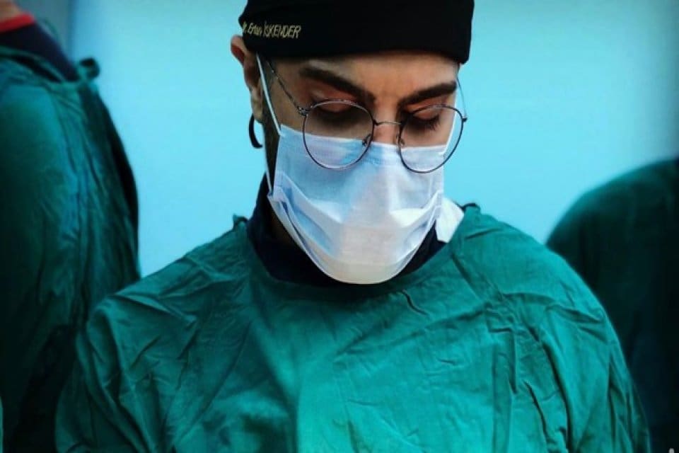 Ankara Eğitim ve Araştırma Hastanesi'nde g&ouml;revli Doktor Ertan İskender, bı&ccedil;aklı