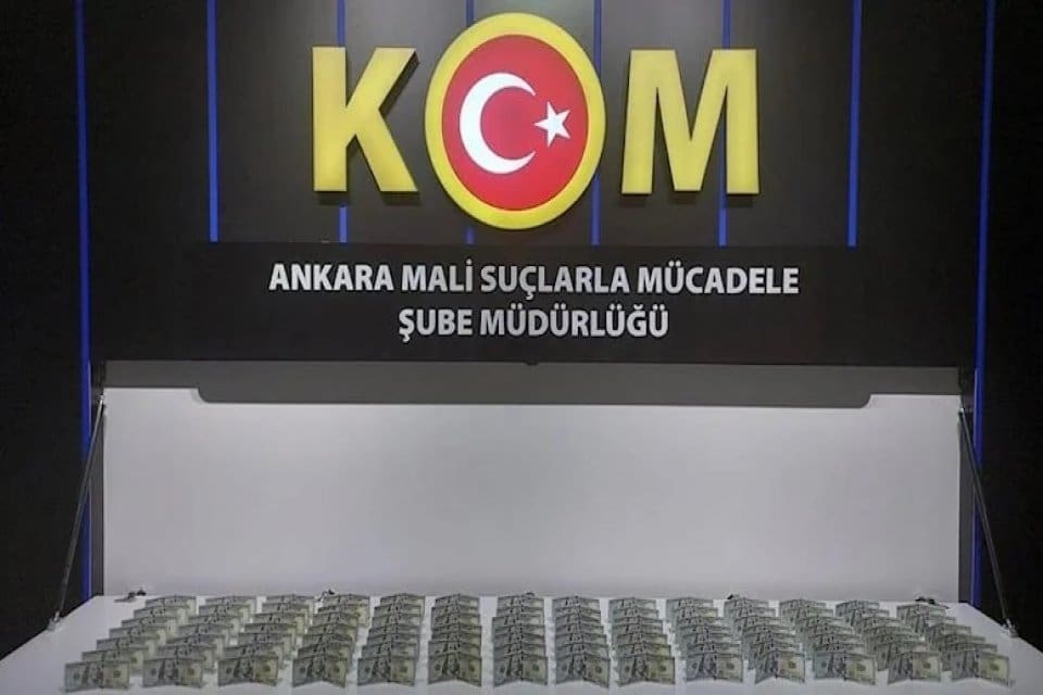 Ankara'da, cuma namazları &ccedil;ıkışlarında cami &ouml;n&uuml;ne konulan bağış kutusuna 100