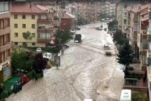 Ankara'da etkili olan sağanak hayatı olumsuz etkiledi. Kentin tamamında etkili