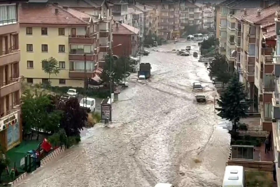 Ankara'da etkili olan sağanak hayatı olumsuz etkiledi. Kentin tamamında etkili