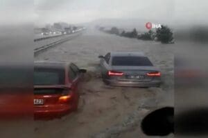 Ankara'da etkili olan şiddetli yağış nedeniyle yollar kısa s&uuml;rede g&ouml;le