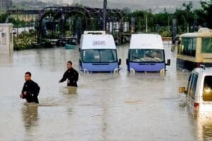 Ankara'da &ouml;ğle saatlerinden sonra yine sağanak yağış etkili oldu. Yollar