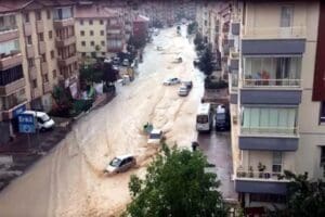 Ankara'nın Mamak il&ccedil;esinde yoğun sağanak yağış nedeniyle sel meydana geldi.
