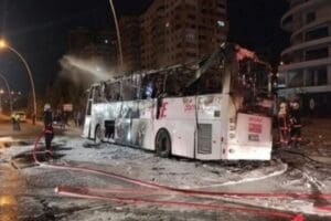 Ankara'da kontrolden &ccedil;ıkan yolcu otob&uuml;s&uuml;n&uuml;n yanması sonucu 1 kişi &ouml;ld&uuml;,