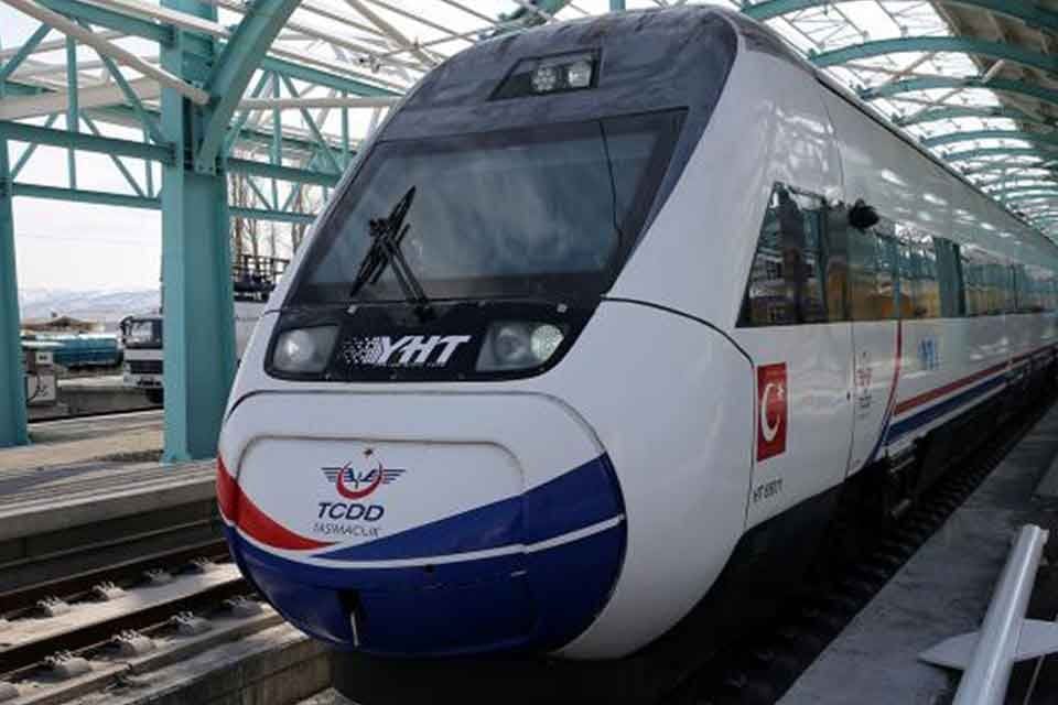 Ankara-İzmir arasındaki seyahat s&uuml;resini 3,5 saate indirecek Y&uuml;ksek Hızlı Tren