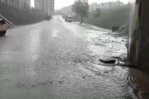 Ankara, olumsuz hava koşulları nedeniyle sağanağa ve sele teslim oldu.