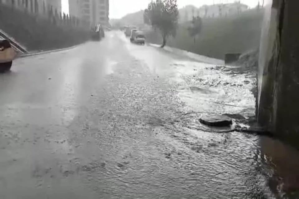 Ankara, olumsuz hava koşulları nedeniyle sağanağa ve sele teslim oldu.