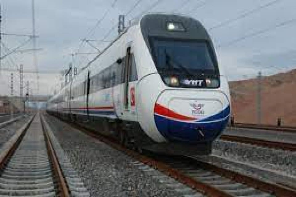 D&uuml;n, 70 km&rsquo;lik b&ouml;l&uuml;m&uuml;nde sinyalizasyonun olmadığı Ankara-Sivas YHT hattı a&ccedil;ıldı.