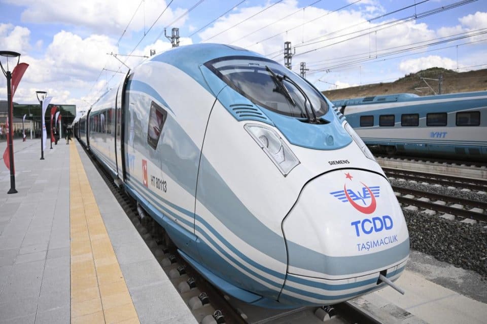 Ankara-Sivas Y&uuml;ksek Hatlı Tren (YHT) hattı a&ccedil;ıldı. YHT ile Sivas'tan