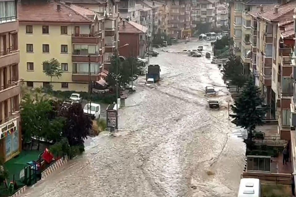 Ankara Valiliği'nden yapılan yazılı a&ccedil;ıklamada, kentte beklenen sağanak yağış nedeniyle