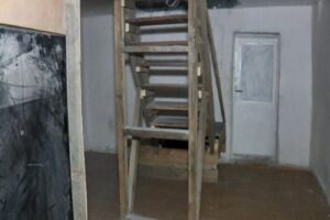 Sultangazi'de apartmanın arsadaki giriş bölümü kaçak olduğu iddiasıyla yıkıldı. Bodrum