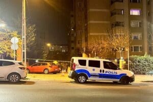 Ataşehir'de iddiaya g&ouml;re komşularıyla tartışan anne ve babasının bı&ccedil;aklandığını &ouml;ğrenen