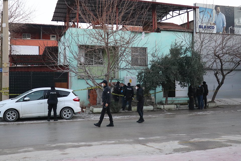 Denizli'nin Merkezefendi ilçesinde, Mahmut B. (19) annesi ve babasının boşanmasından